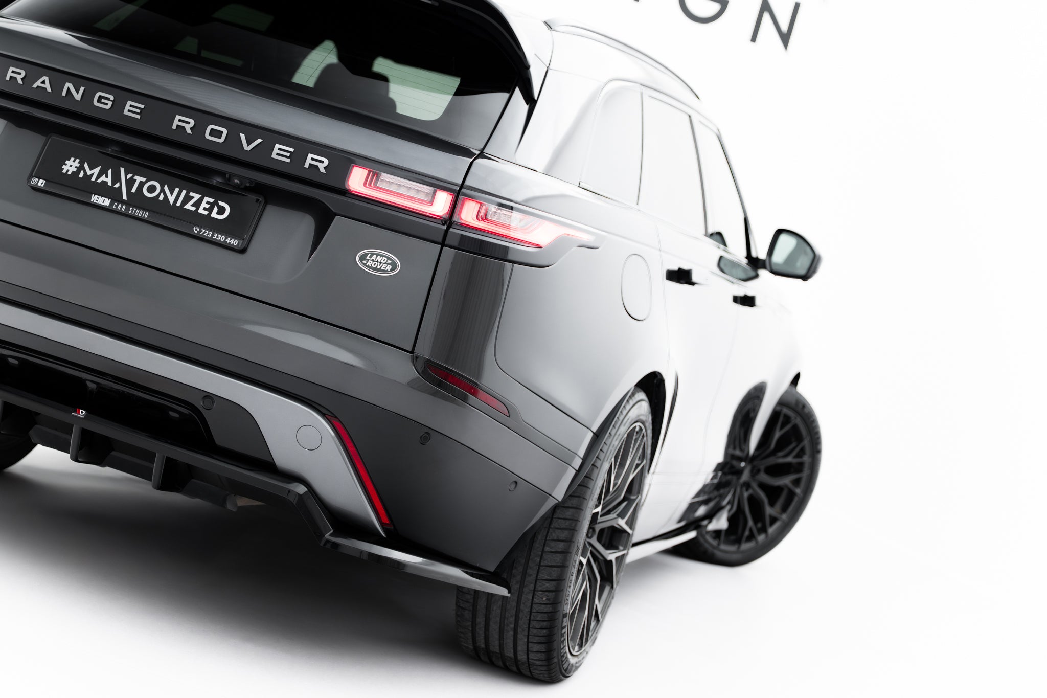 Maxton Design Street+ Mittlerer Diffusor RACE passend für V.3 Land Rover Range Rover Velar R-Dynamic Mk1 schwarz Hochglanz