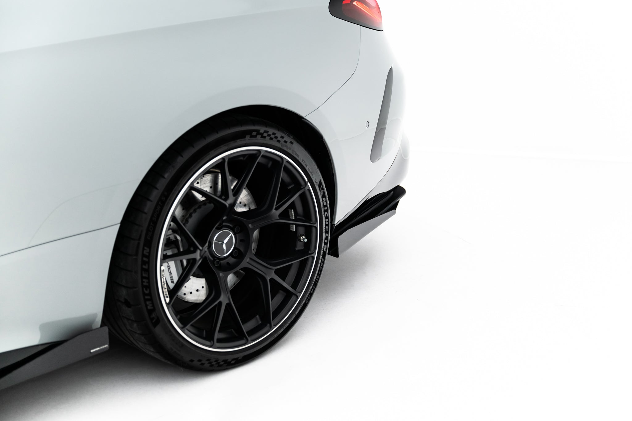 Maxton Design Hintere Seiten Flaps passend für Mercedes-AMG CLE 53 Aero C236 schwarz Hochglanz