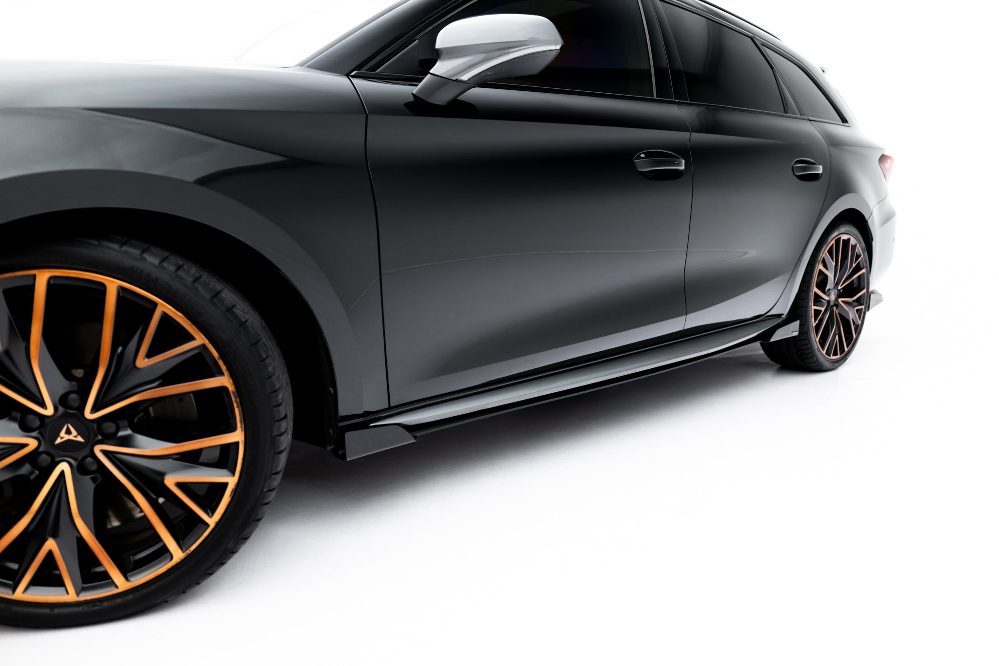 Maxton Design Street Pro Street+ Seitenschweller Leisten + Flaps passend für Cupra Leon ST / Hatchback Aero Mk1 / Mk1 Facelift schwarz Hochglanz