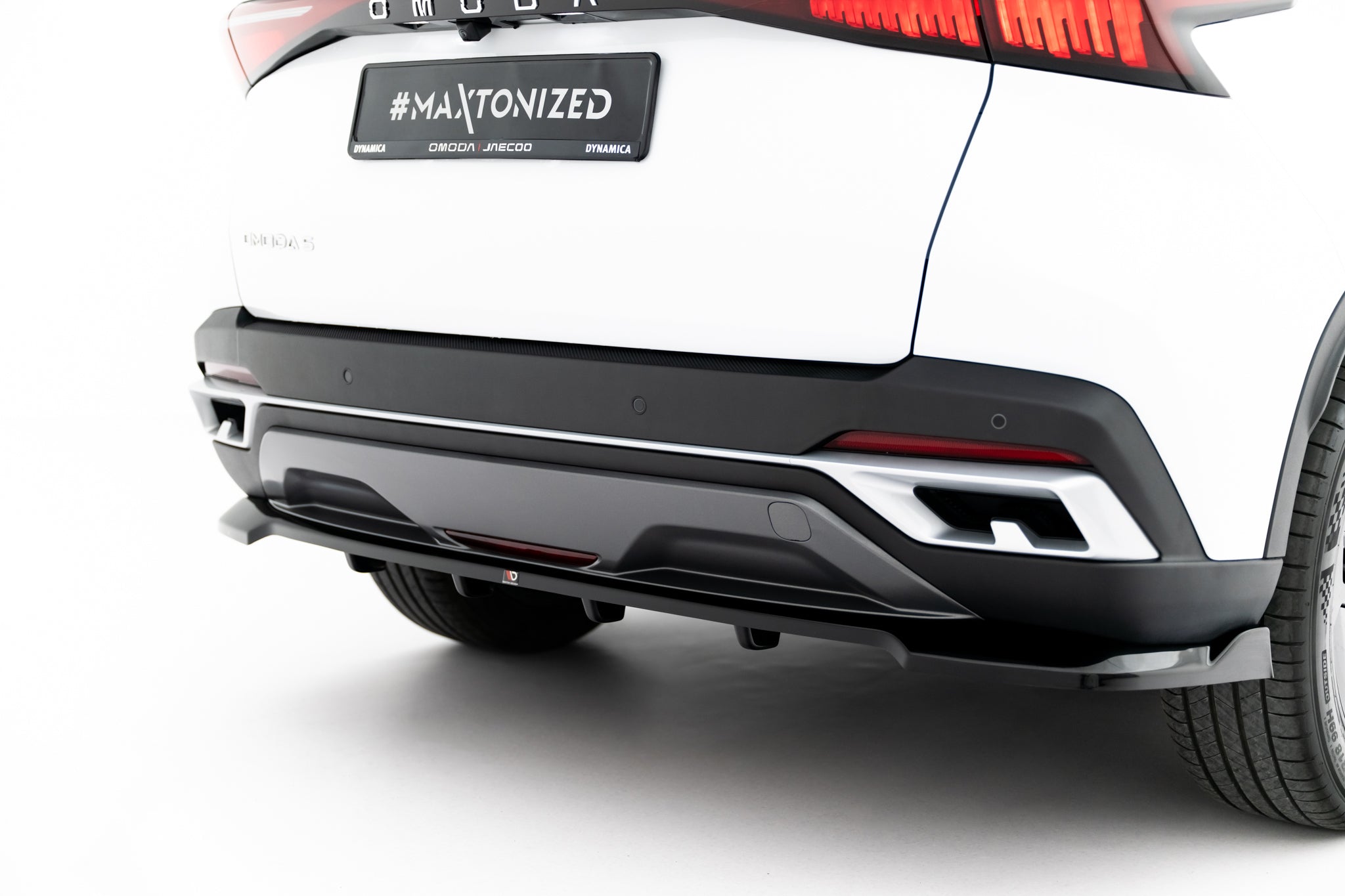 Maxton Design Street+ Mittlerer Diffusor RACE passend für Omoda 5 Mk1 schwarz Hochglanz