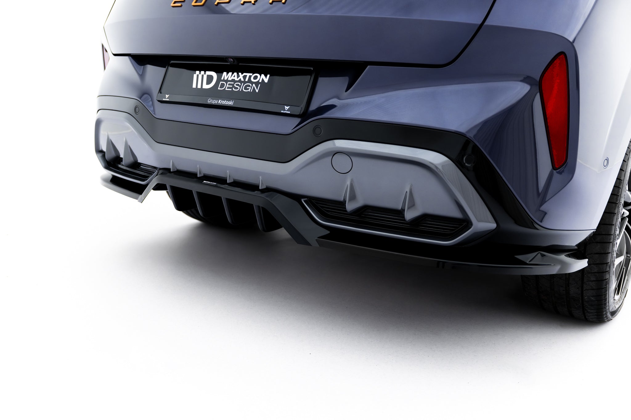 Maxton Design Street+ Mittlerer Diffusor RACE V.2 passend für Cupra Terramar Mk1 (Version ohne Anhängerkupplung) schwarz Hochglanz