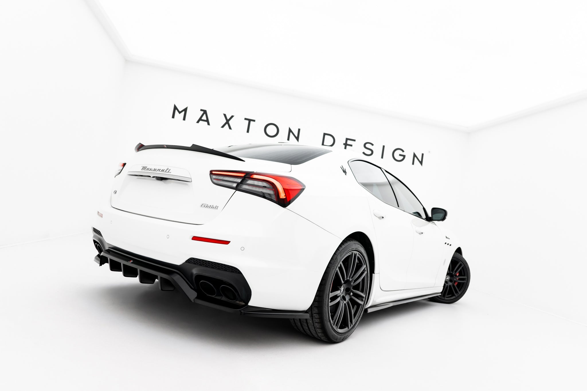 Maxton Design Street+ Mittlerer Diffusor RACE passend für Maserati Ghibli Modena Mk3 Facelift schwarz Hochglanz