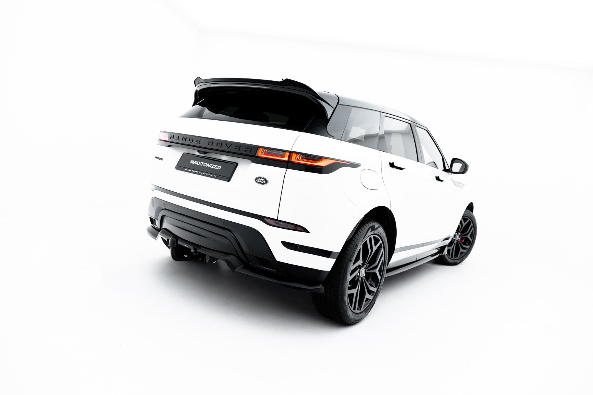 Maxton Design Street+ Mittlerer Diffusor RACE passend für Land Rover Range Rover Evoque Dynamic Mk2 schwarz Hochglanz