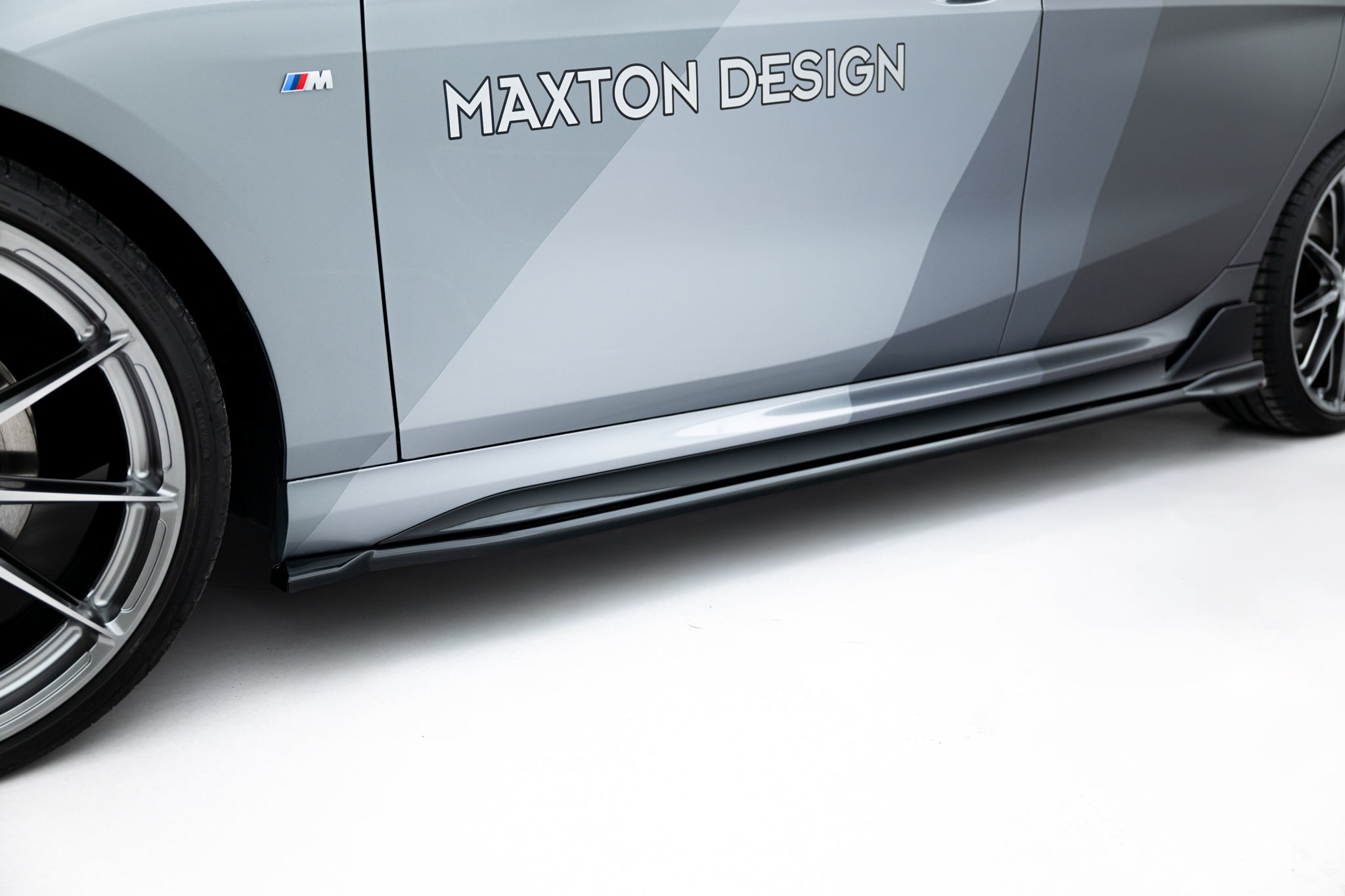 Maxton Design Street+ Seitenschweller Leisten V.2 passend für BMW M135i M Performance F70 schwarz Hochglanz