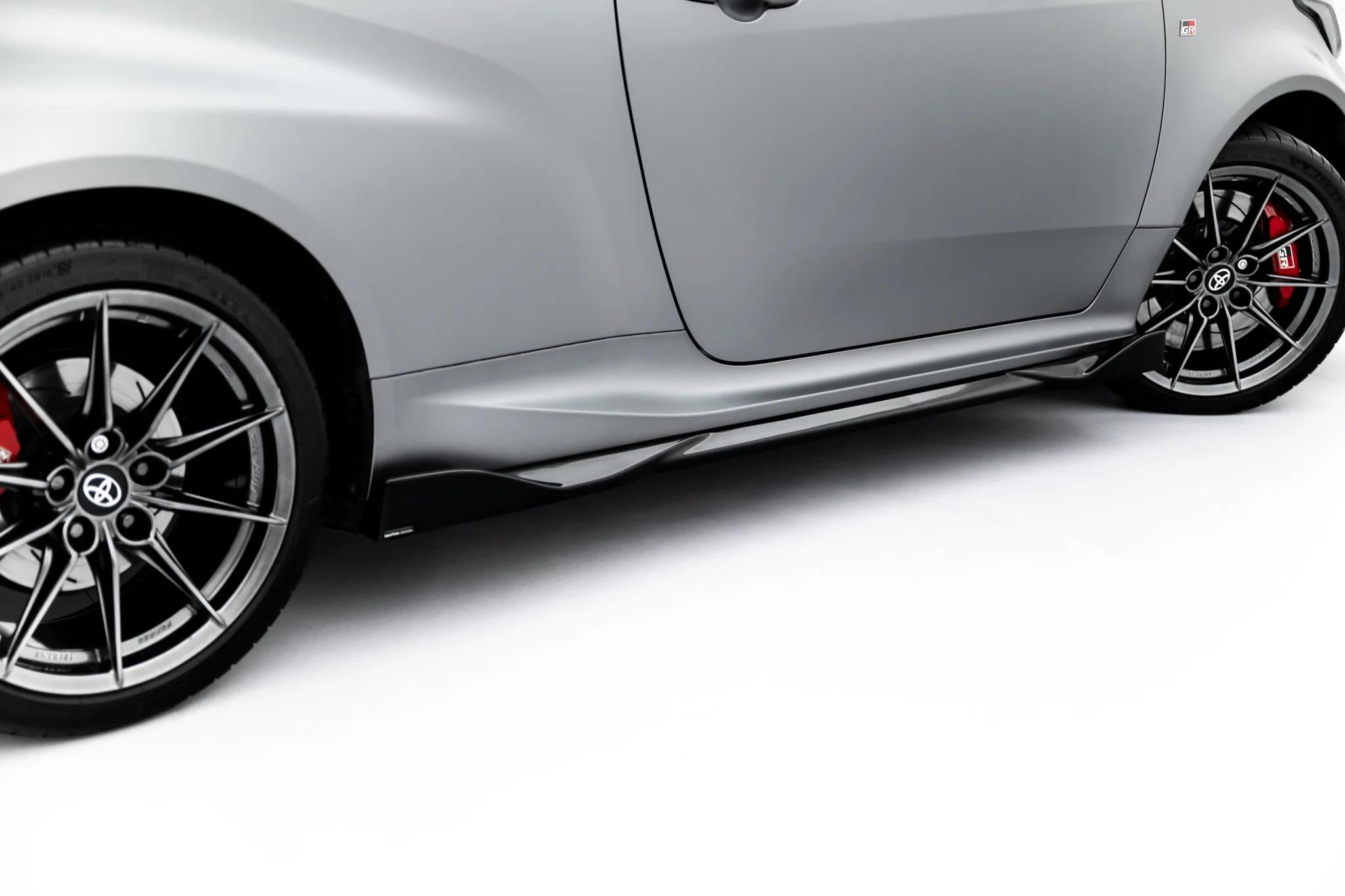 Maxton Design Street+ Seitenschweller Leisten V.2 passend für Toyota GR Yaris Mk4 Facelift schwarz Hochglanz