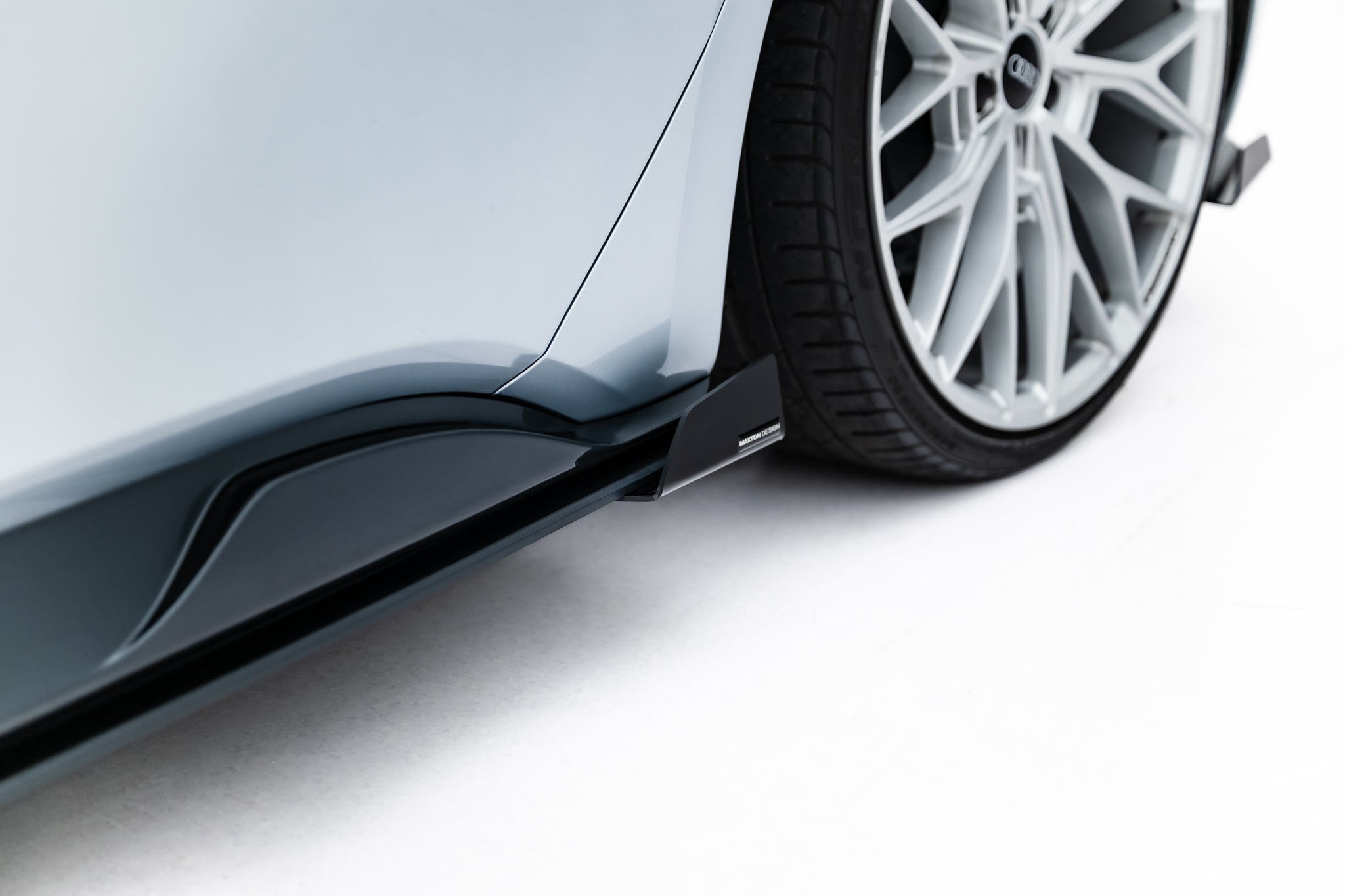 Maxton Design Street Pro Street+ Seitenschweller Leisten + Flaps passend für Cupra Born Mk1 schwarz Hochglanz
