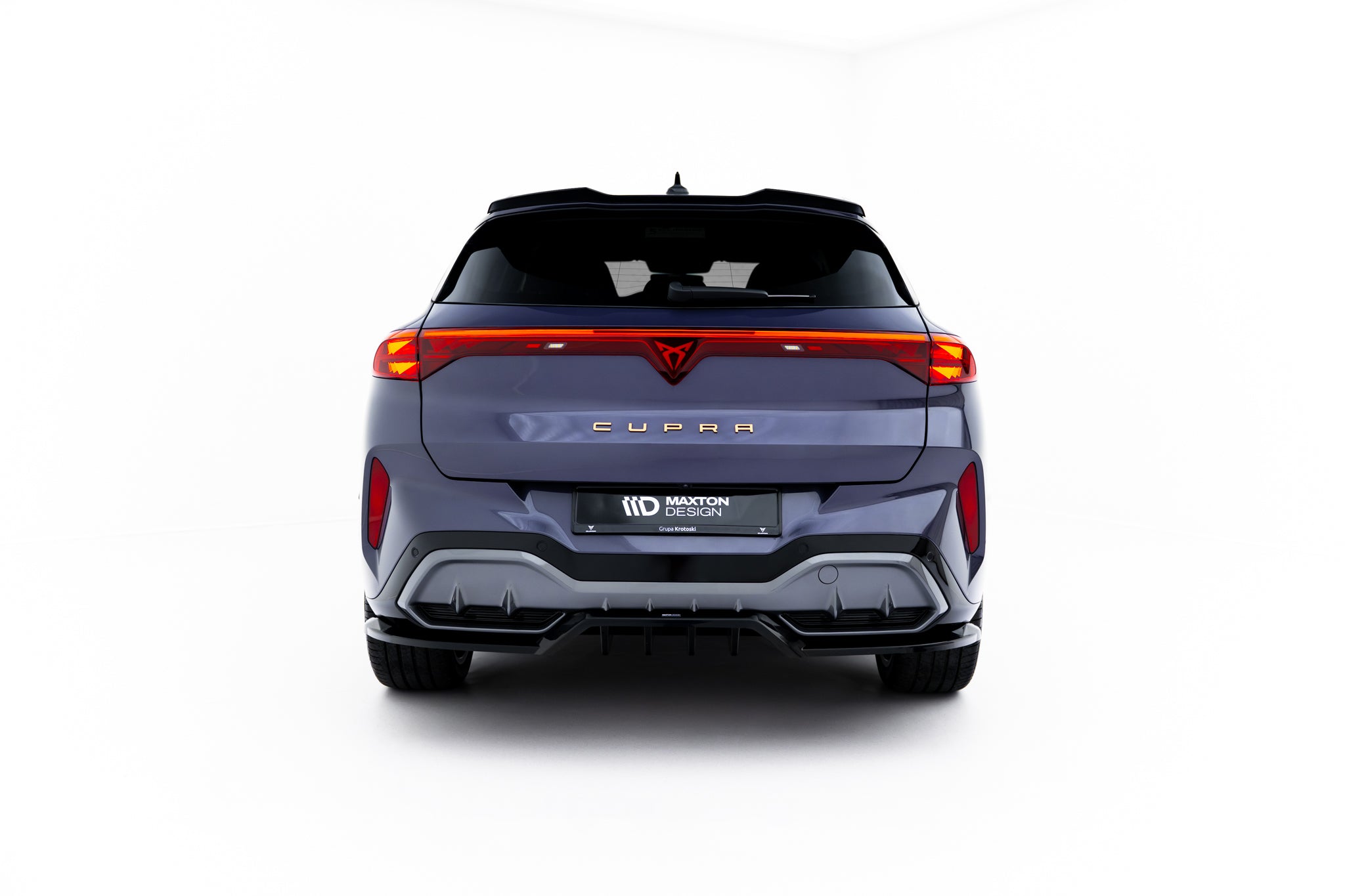 Maxton Design Street+ Mittlerer Diffusor RACE V.2 passend für Cupra Terramar Mk1 (Version ohne Anhängerkupplung) schwarz Hochglanz