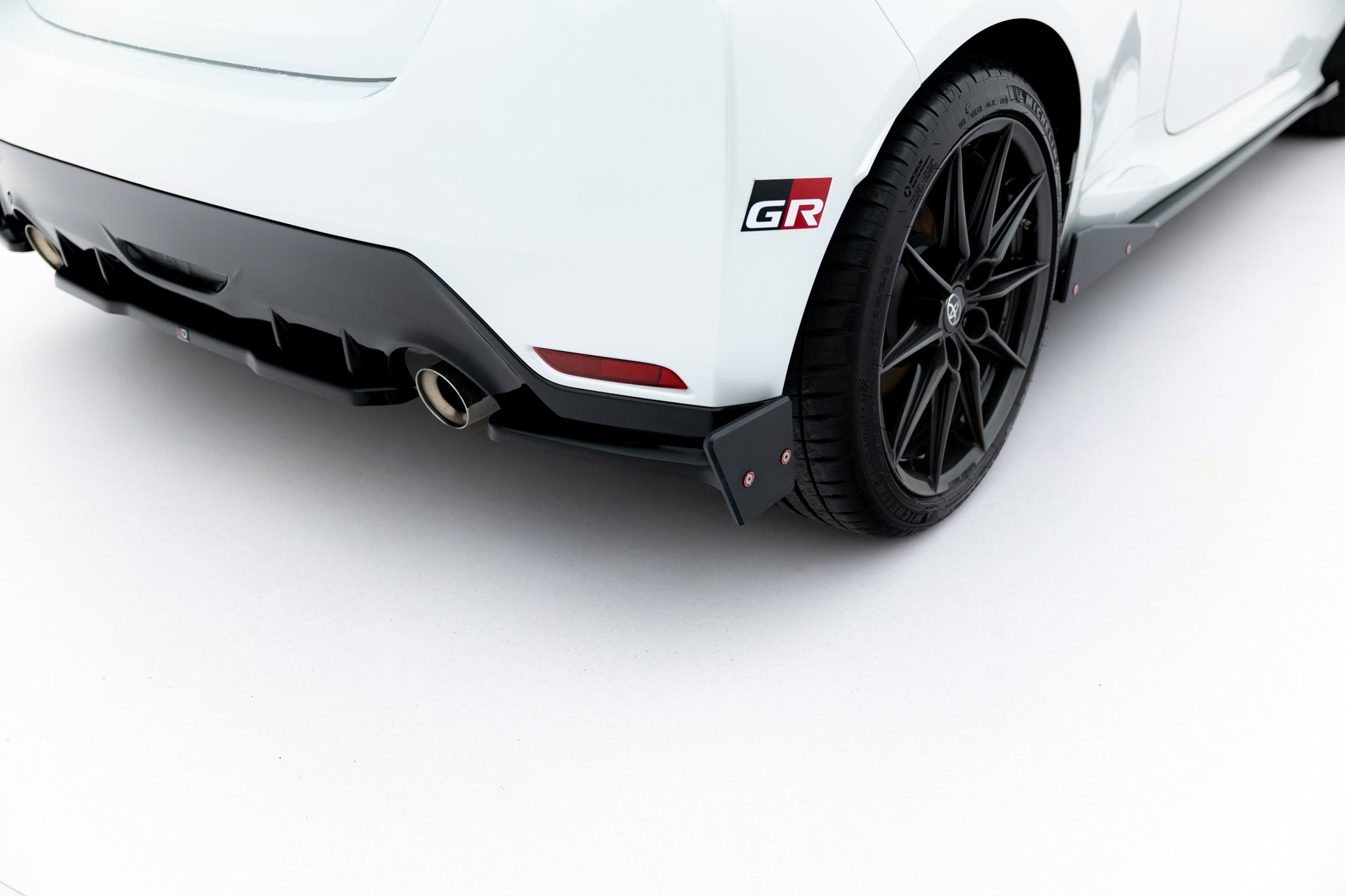 Maxton Design Heck Ansatz Flaps Diffusor V.2 + Flaps passend für Toyota GR Yaris Mk4