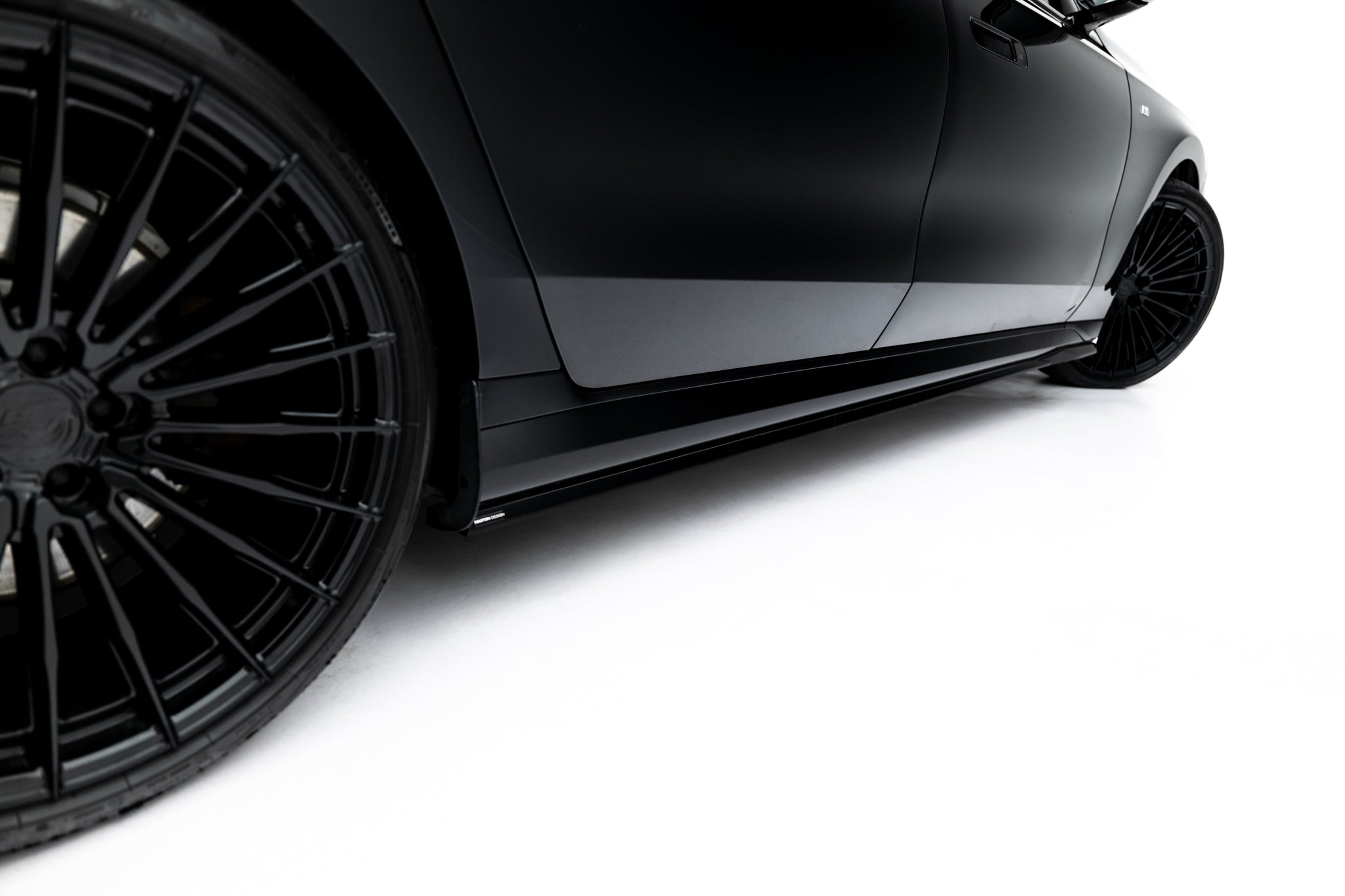 Maxton Design Street+ Seitenschweller Leisten V.2 passend für BMW 740d xDrive M Paket / 740i xDrive M-Paket G70 schwarz Hochglanz