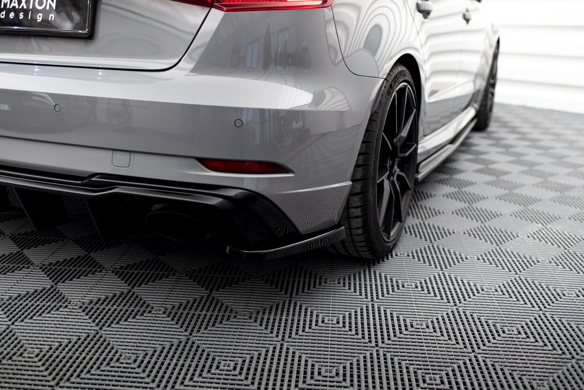 Maxton Design Heck Ansatz Flaps Diffusor V.2 passend für Audi RS3 8V Sportback Facelift schwarz Hochglanz