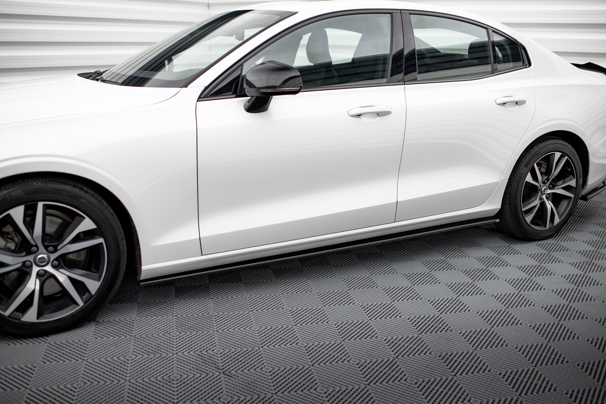 Maxton Design Street+ Seitenschweller Leisten V.2 passend für Volvo S60/V60 R-Design Mk3 schwarz Hochglanz