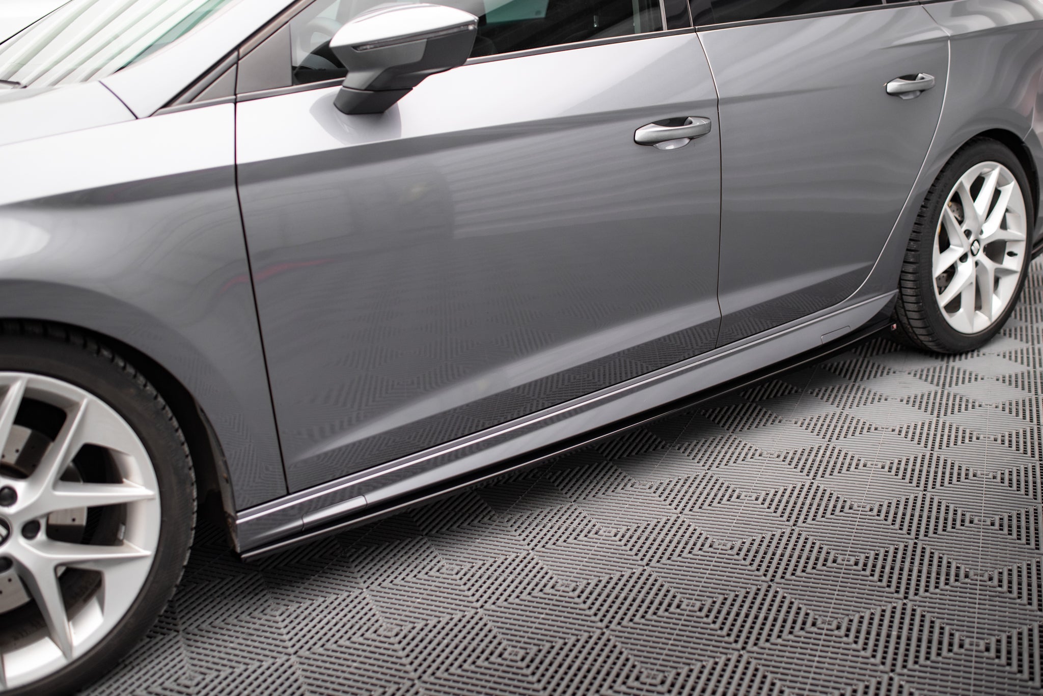 Maxton Design Street+ Seitenschweller Leisten passend für Seat Leon Cupra / FR / Standard Aero Mk3 / Mk3 Facelift schwarz Hochglanz