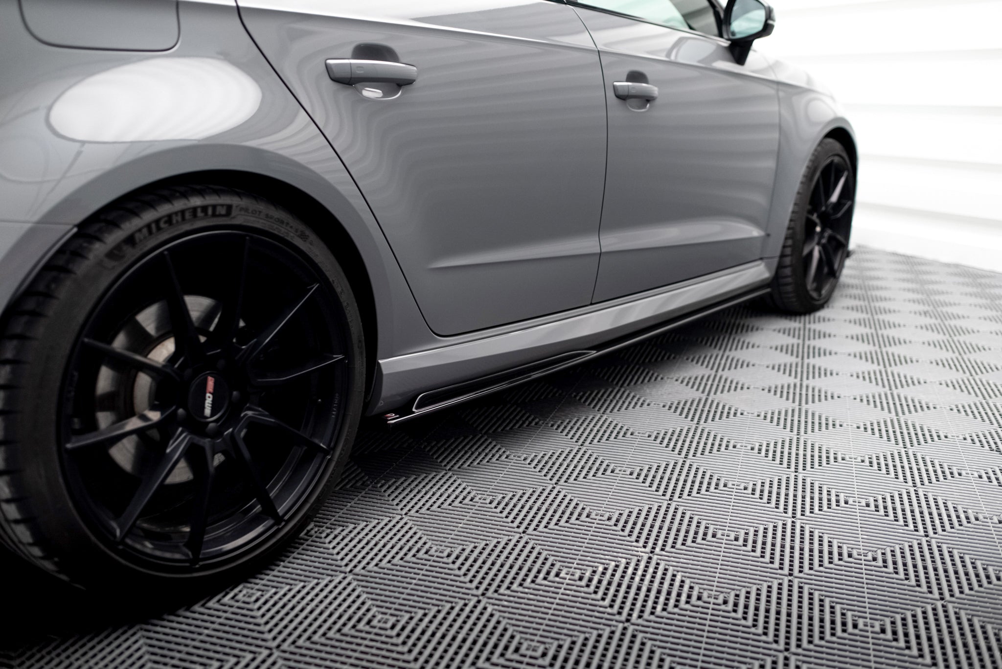 Maxton Design Street+ Seitenschweller Leisten V.2 passend für Audi RS3 8V Sportback Facelift schwarz Hochglanz