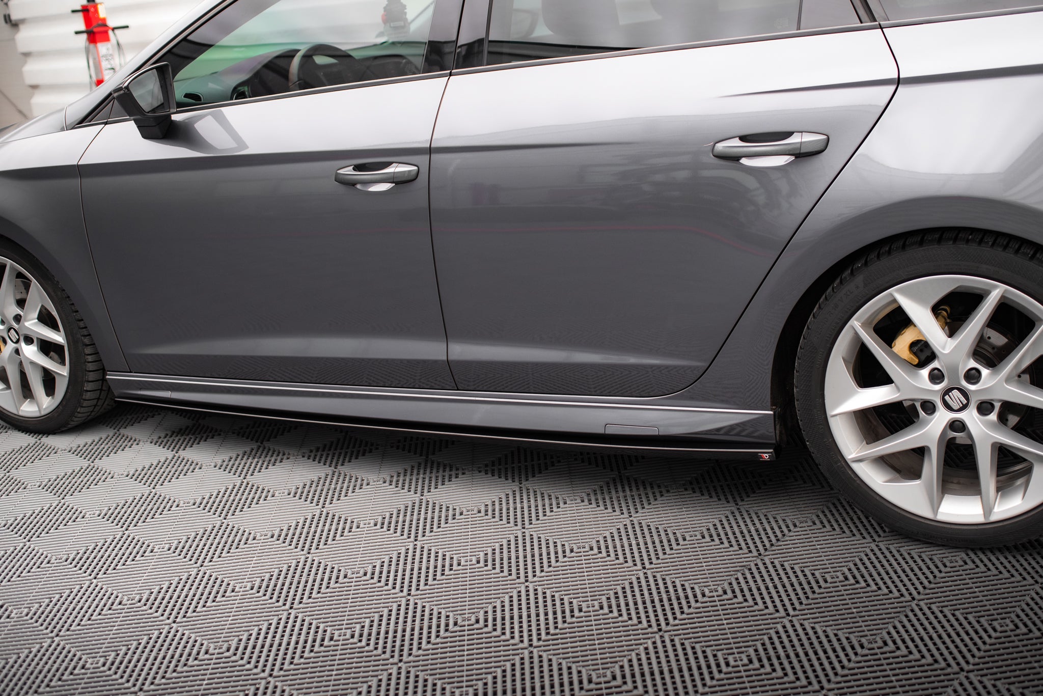 Maxton Design Street+ Seitenschweller Leisten passend für Seat Leon Cupra / FR / Standard Aero Mk3 / Mk3 Facelift schwarz Hochglanz