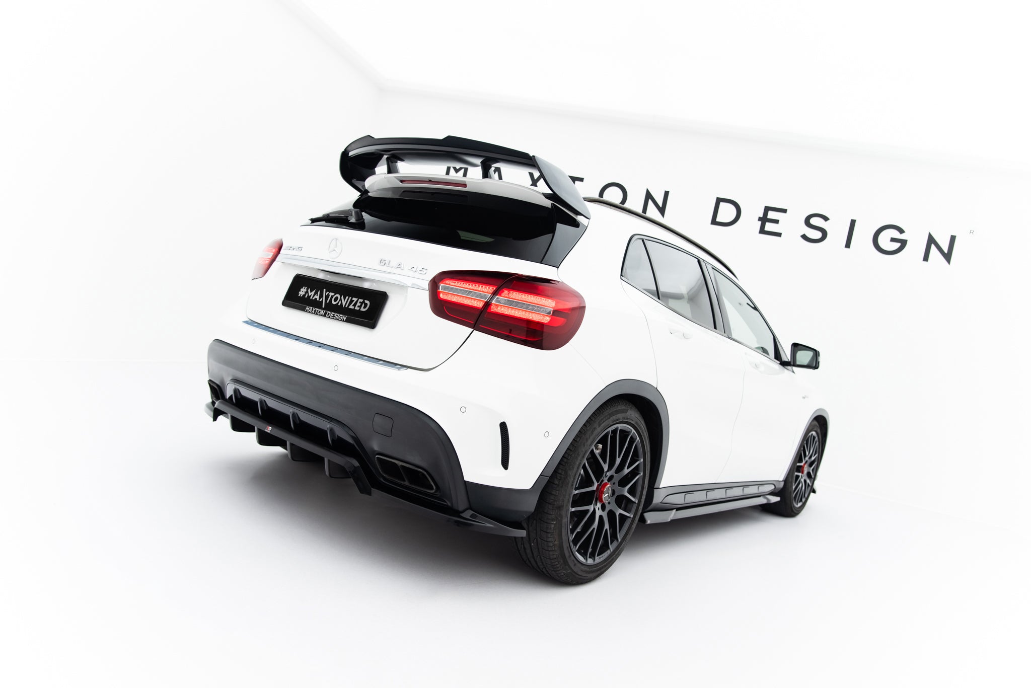 Maxton Design Street+ Mittlerer Diffusor RACE passend für Mercedes-Benz GLA 45 AMG X156 Facelift schwarz Hochglanz