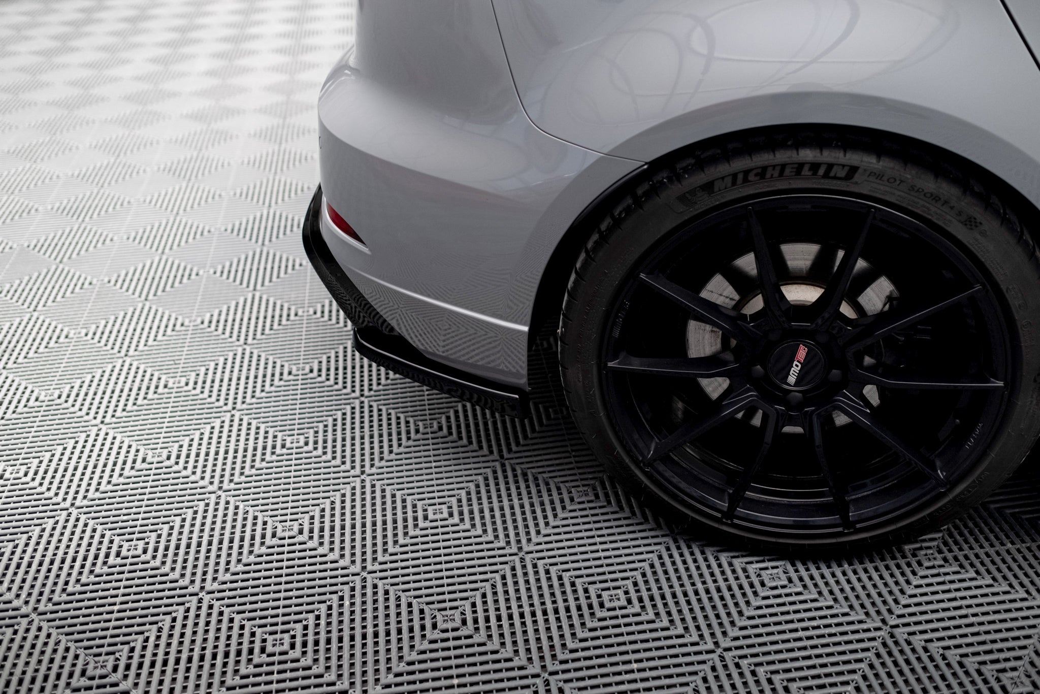 Maxton Design Heck Ansatz Flaps Diffusor V.2 passend für Audi RS3 8V Sportback Facelift schwarz Hochglanz