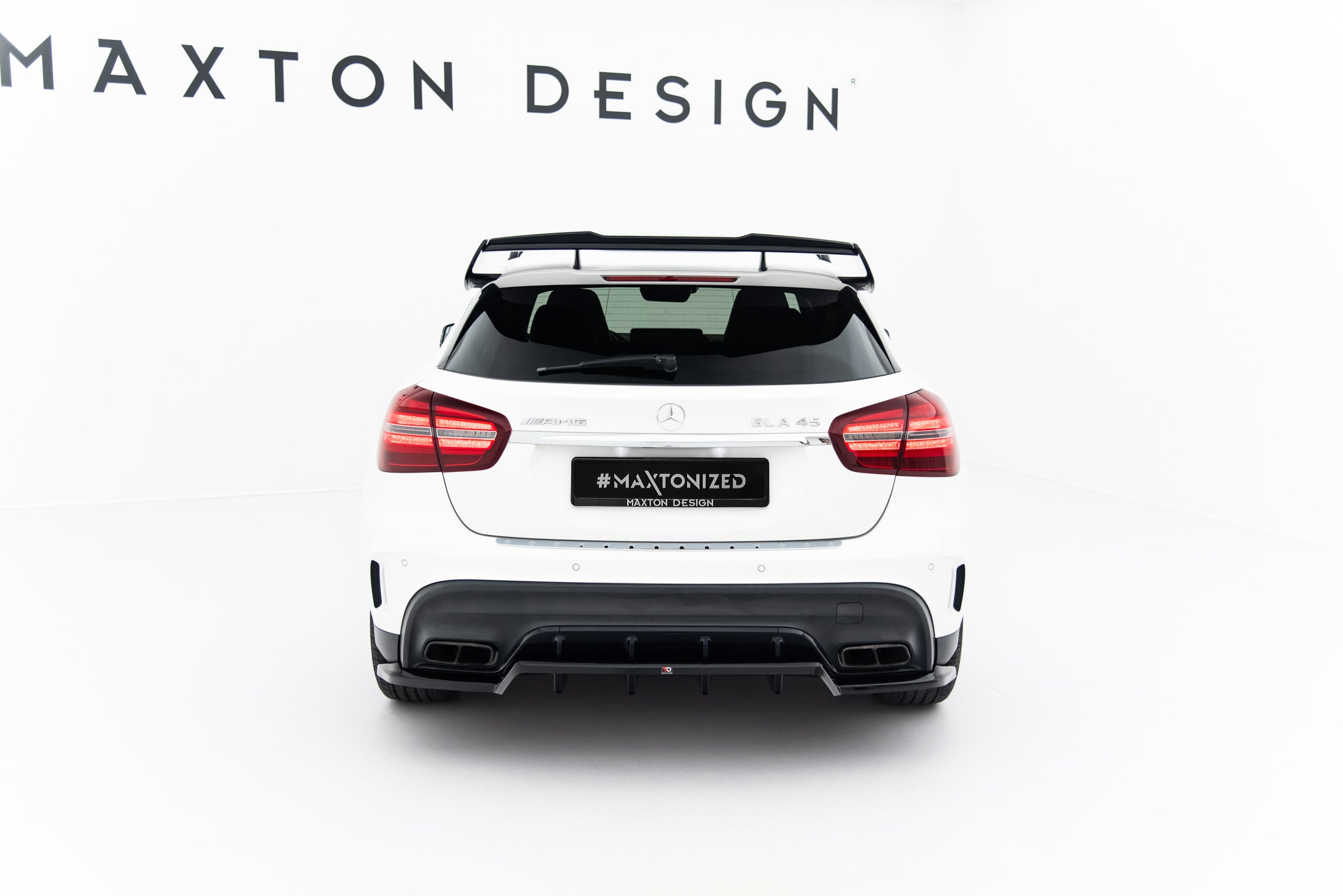 Maxton Design Street+ Mittlerer Diffusor RACE passend für Mercedes-Benz GLA 45 AMG X156 Facelift schwarz Hochglanz