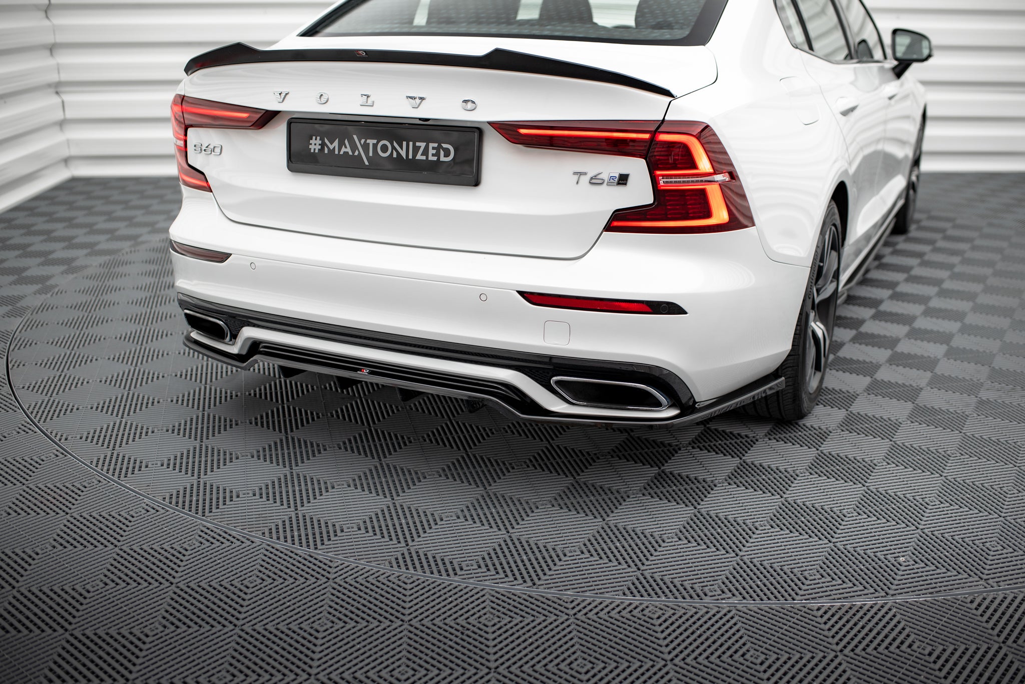 Maxton Design Street+ Mittlerer Diffusor RACE passend für Volvo S60/V60 R-Design Mk3 schwarz Hochglanz