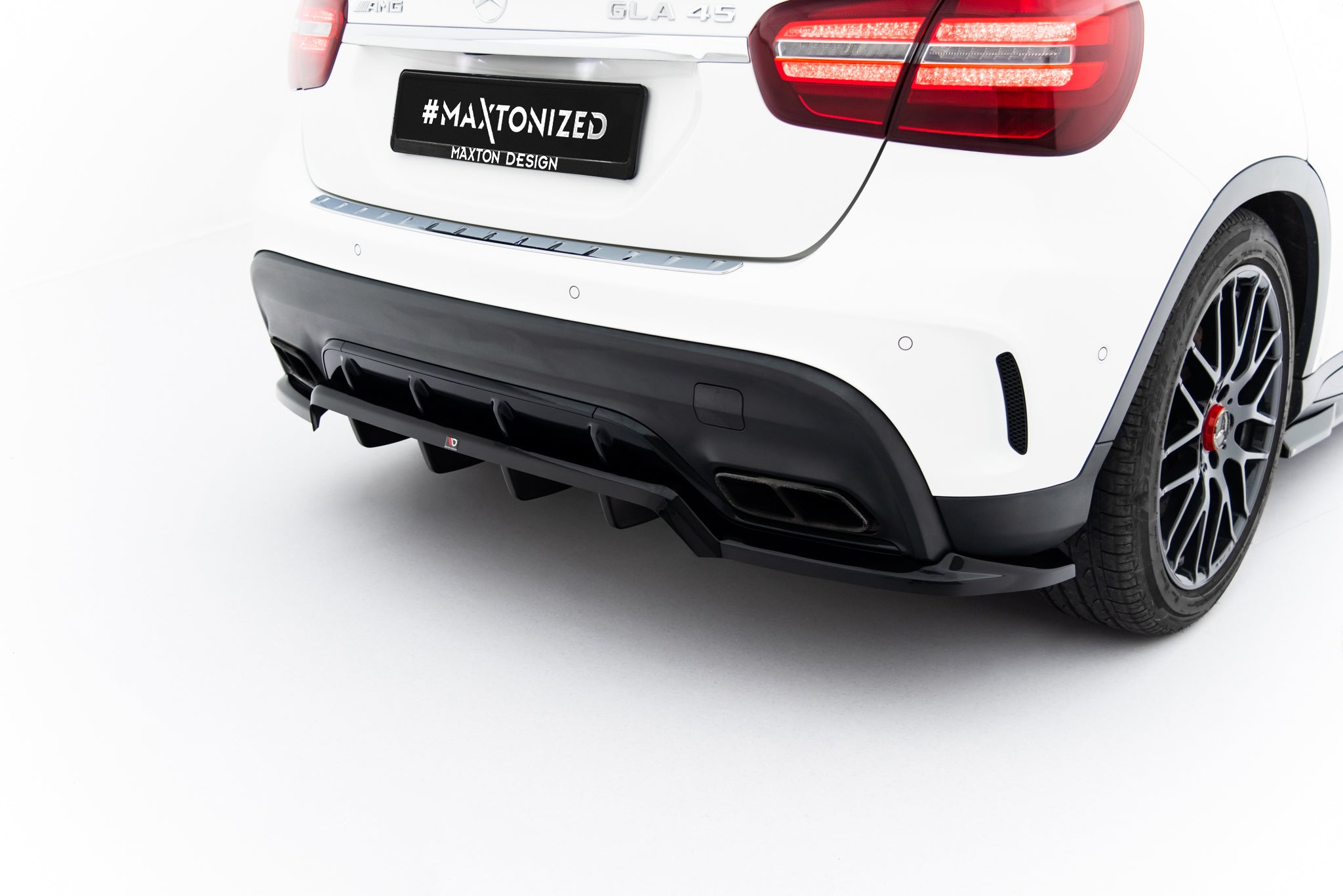 Maxton Design Street+ Mittlerer Diffusor RACE passend für Mercedes-Benz GLA 45 AMG X156 Facelift schwarz Hochglanz