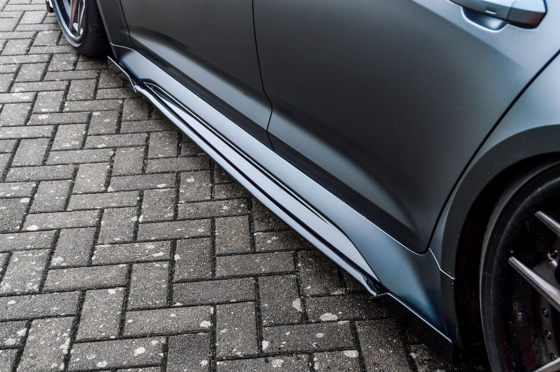 Seitenschweller mit Wing vorne und hinten für Audi RS7 C8 Bj .ab.2019-