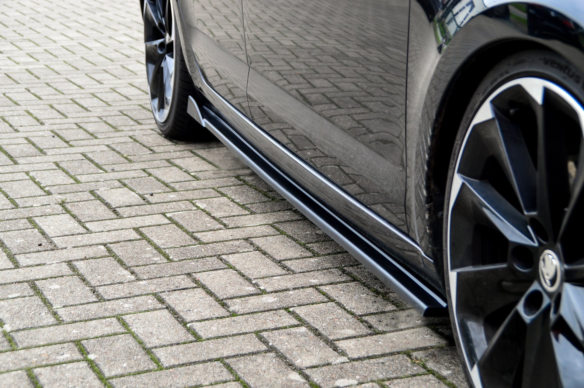 CUP Seitenschweller mit Wing für Skoda Octavia RS 5E