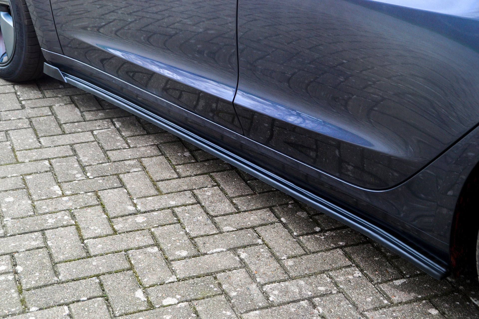 CUP Seitenschweller mit Wing vorne für Tesla Model 3 ab Bj. 2017-