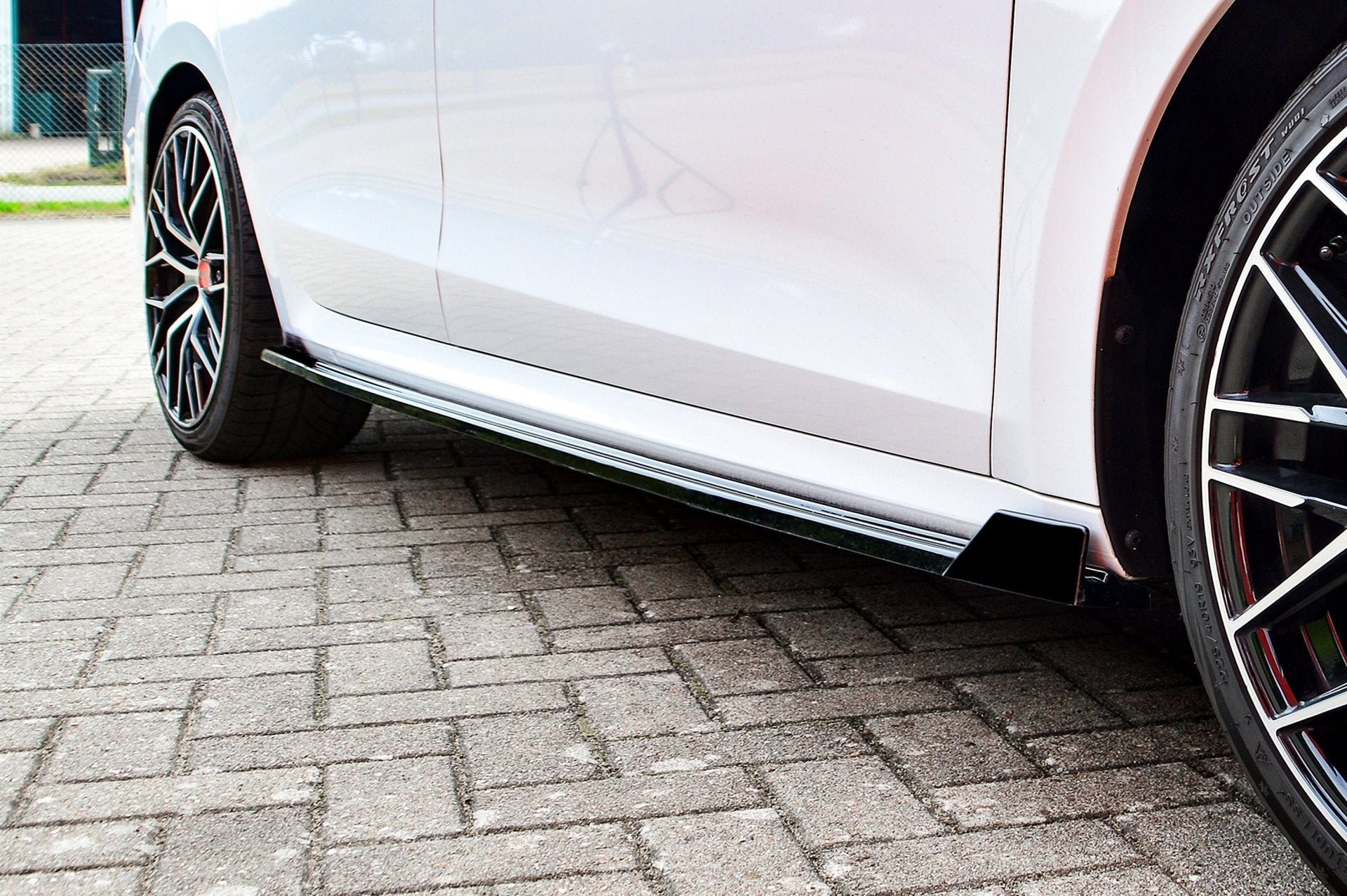 Cup Seitenschweller mit Wing vorne für Skoda Octavia RS NX