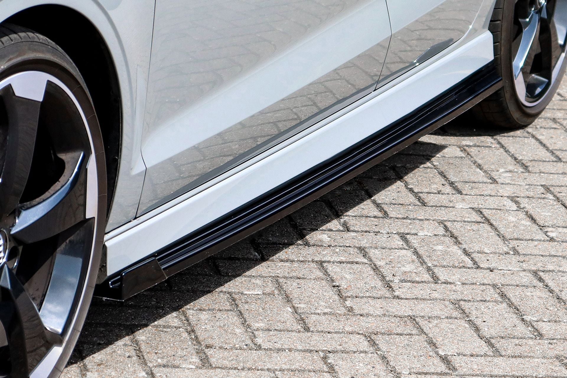 Seitenschweller mit Wings vorne für Audi A3 8VS S3 + RS3 Limousine