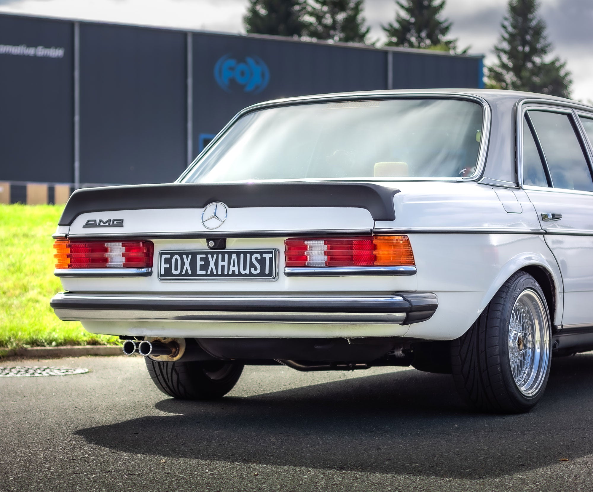 Fox passend für Mercedes W123/S123 - 6 Zylinder Komplettanlage ab Motor, bestehend aus End, Mittel- und Vorschalldämpfer mit Krümmerrohren - 2x50 Typ 12 nach aussen gerollt