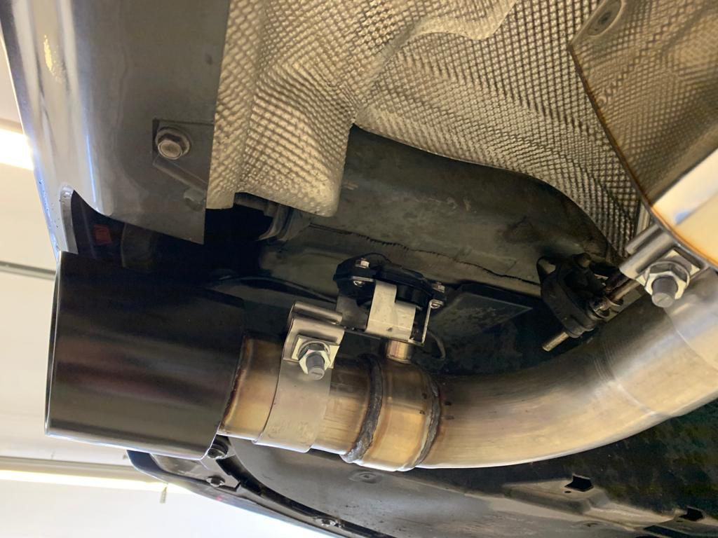 Fox passend fürBMW F30/31 - 330i/ 340i xDrive Endschalldämpfer quer Ausgang rechts/links - 1x100 Typ 25 rechts/links schwarz - mit Abgasklappe im linken Endrohr - Passend an Rieger Heckansatz RIE00088122