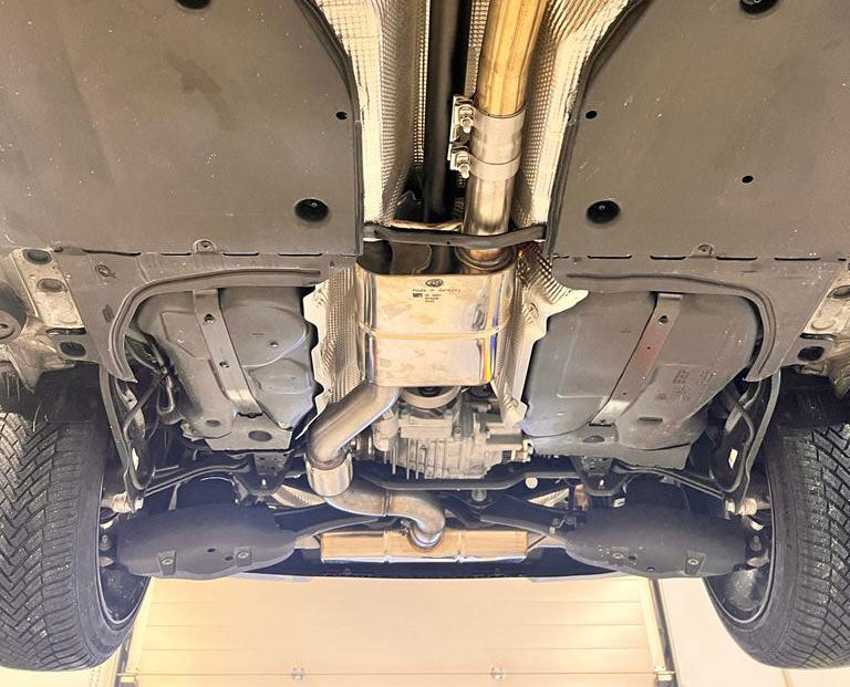 Fox passend für Cupra Formentor KM7 - 4x4 Endschalldämpfer quer Ausgang rechts/links inklusive Vorschalldämpfer - Endrohre hinter der Stoßstange