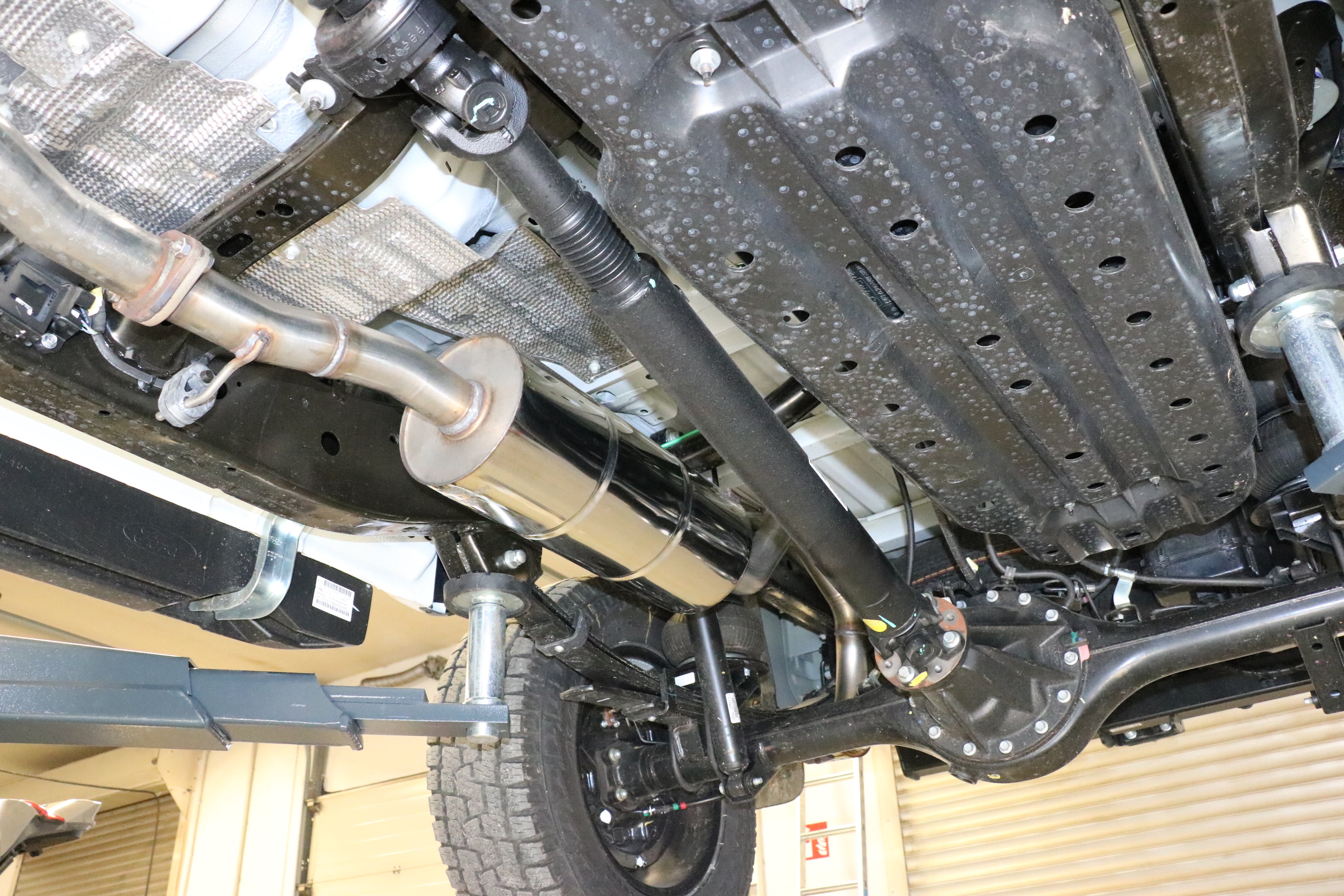 Fox passend fürFord Ranger 4x4 - Doppelkabine + Wildtrak Endschalldämpfer Sidepipe, Ausgang an der rechten Fahrzeugseite hinter dem Hinterrad  - 2x115x85 Typ 38