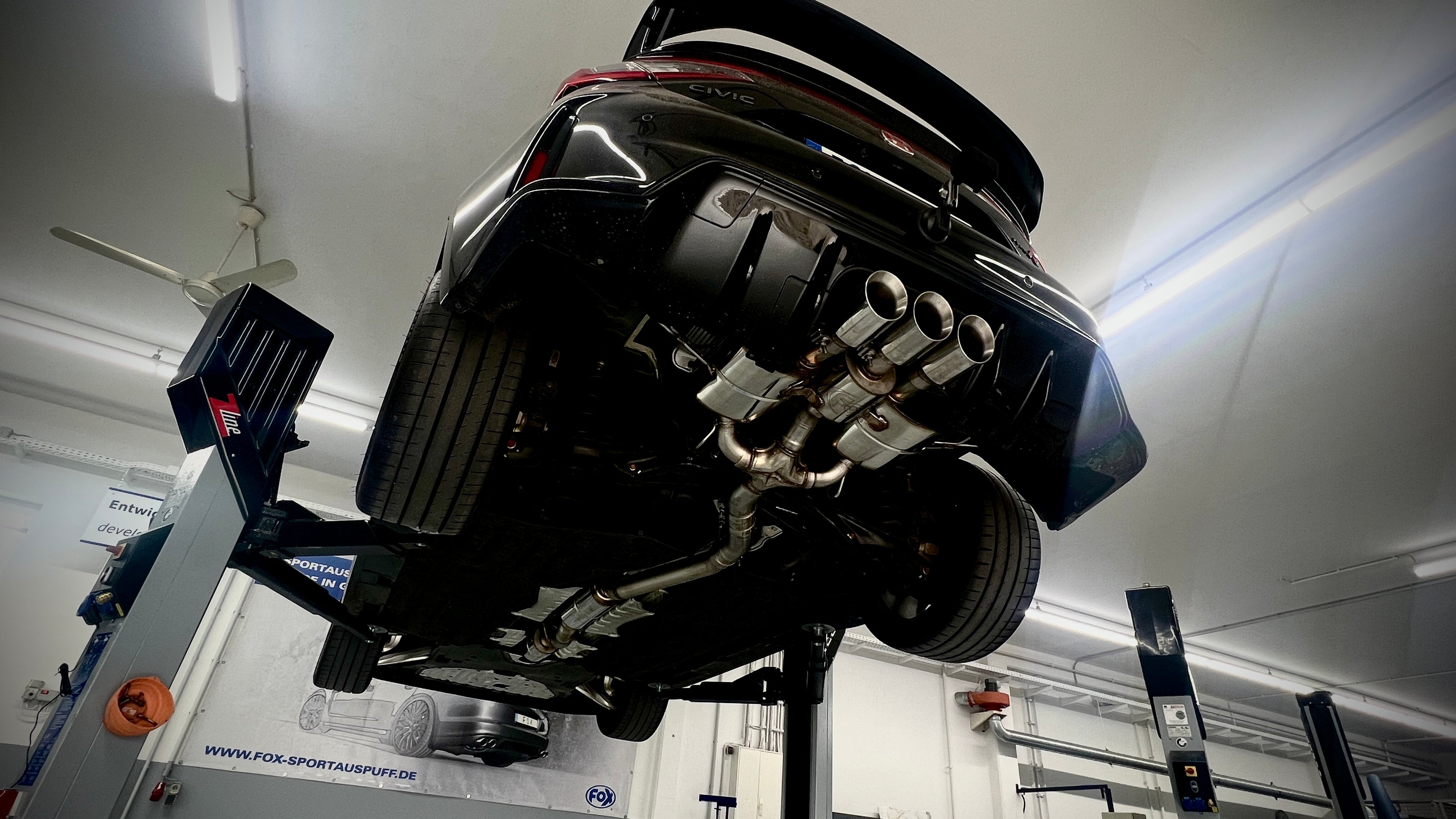 Fox passend für Honda Civic 11 Type R Halbanlage 80mm ab OPF bestehend aus 3 Endschalldämpfer mit 1x Abgasklappe, 1 Mittelschalldämpfer und 1 Vorschalldämpfer.Endrohre 3x100mm Typ 25
