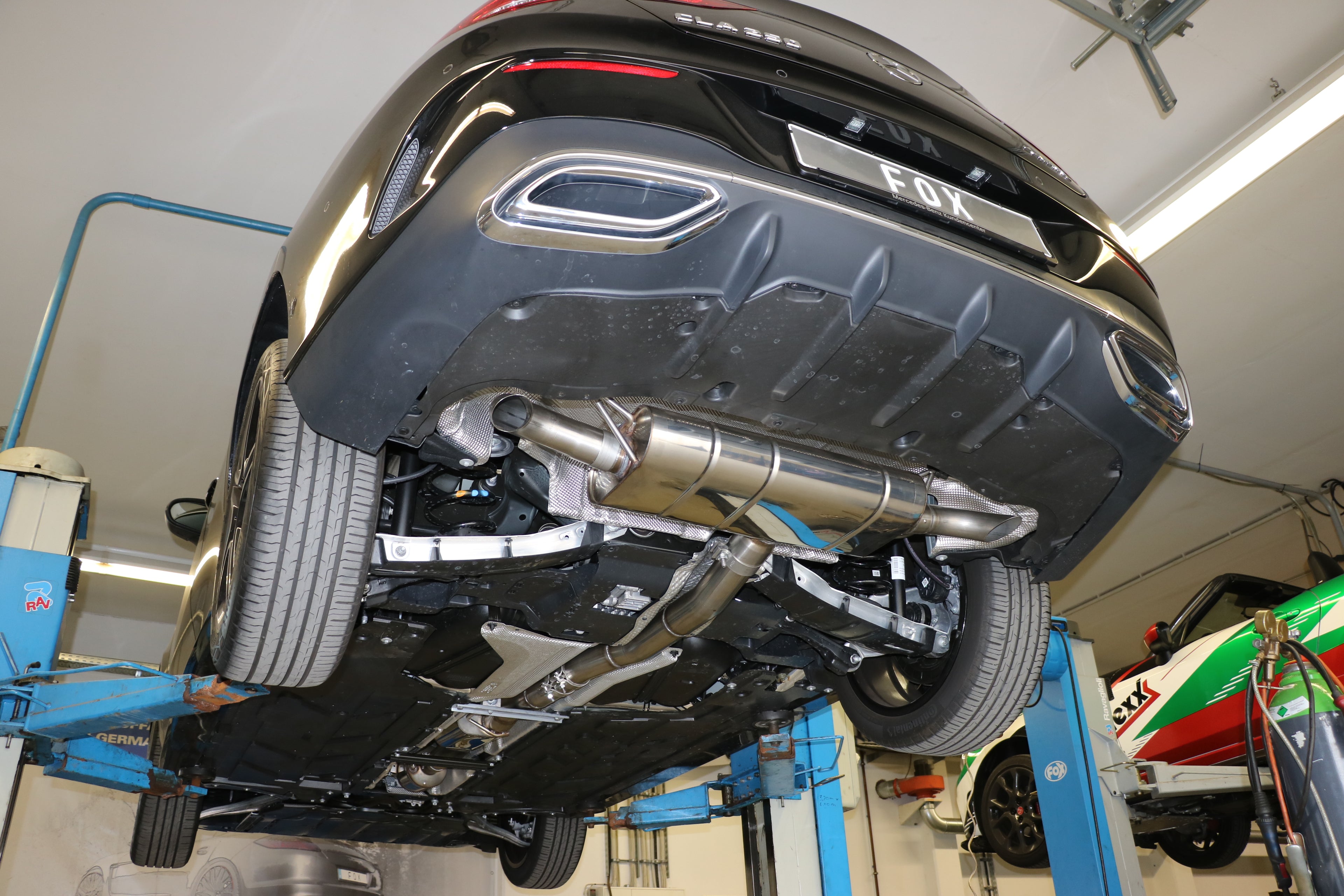 Fox passend fürMercedes CLA 220/250 Frontantrieb & 4matic  - 118 Endschalldämpfer quer Ausgang rechts/links - Ausgang der Endrohre hinter der Stoßstange