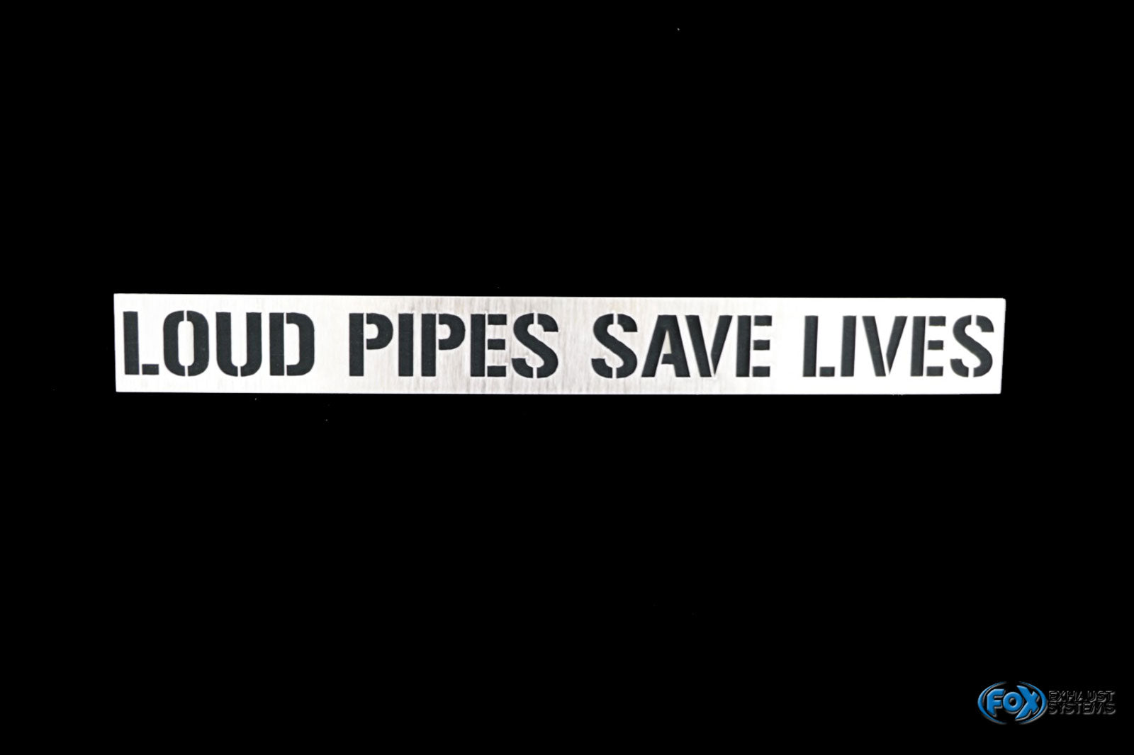 Fox Edelstahlplatte "loude pipes save lives" 300x33mm